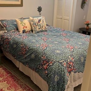 Martha Stewart for Macy's queen duvet and 2 shams. EUC.